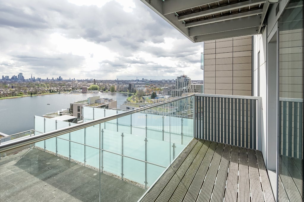 Flat Woodberry Grove in Greater London