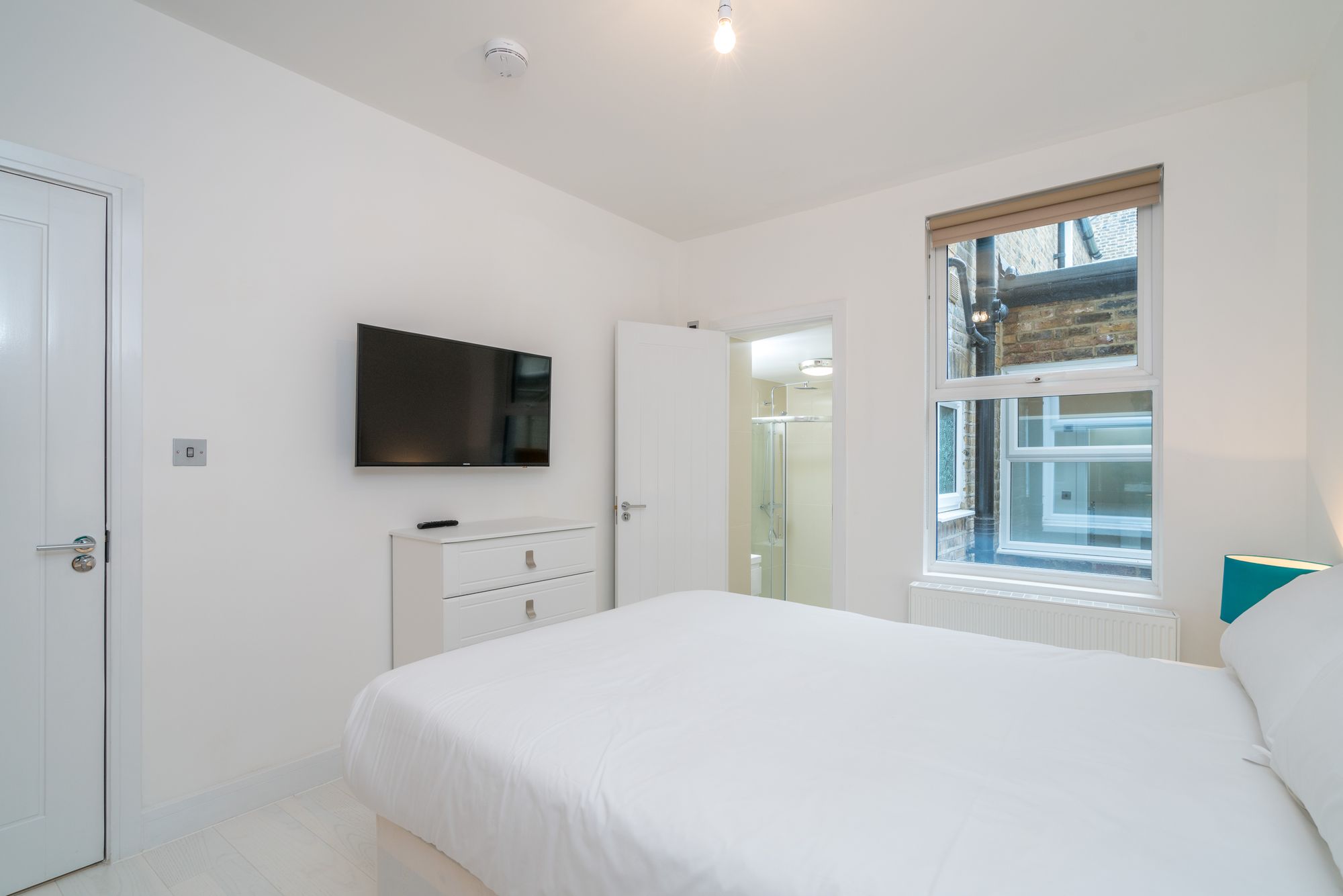 Room Crooke Road in Greater London