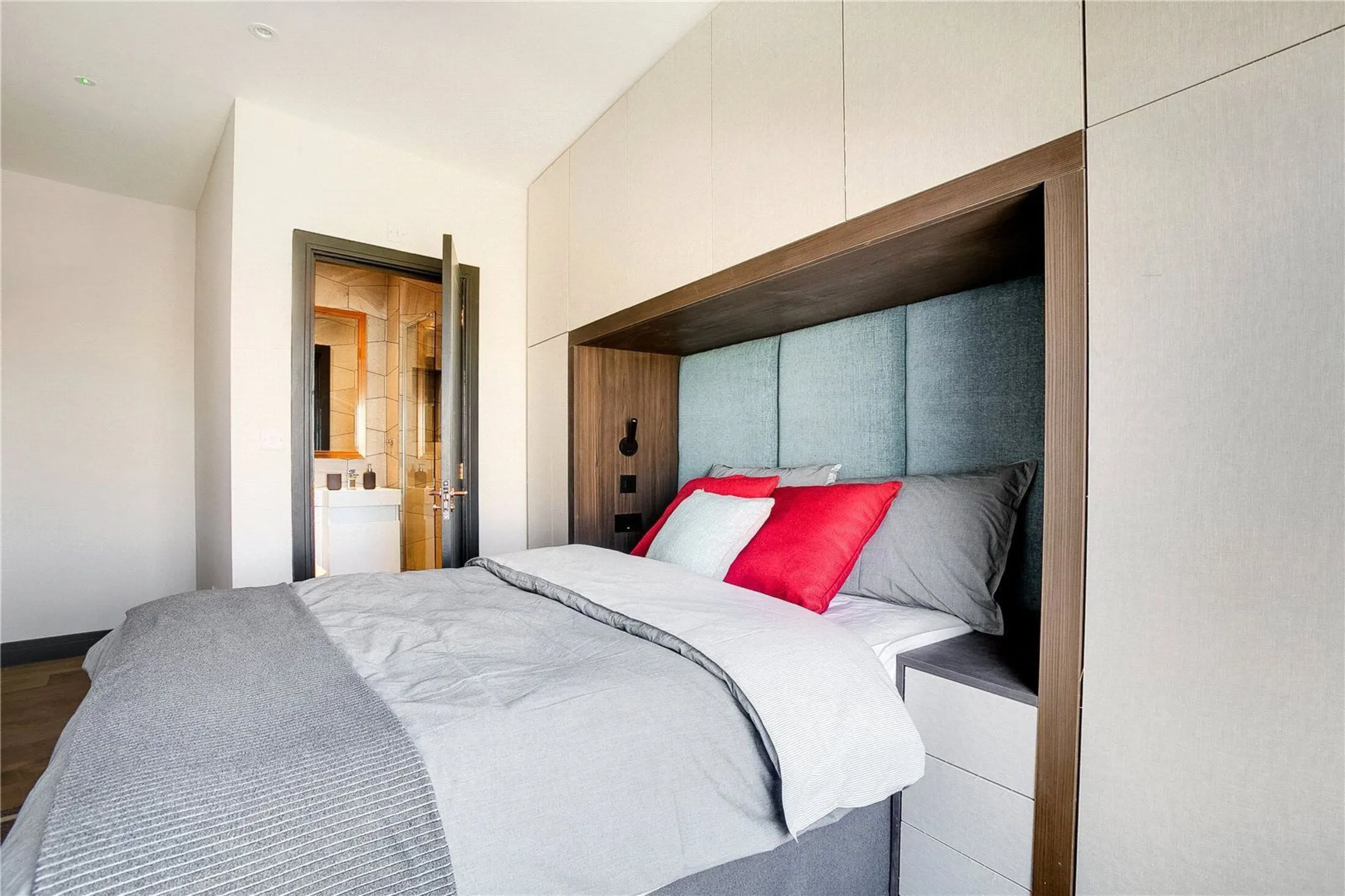 Room Stormont Road in Greater London