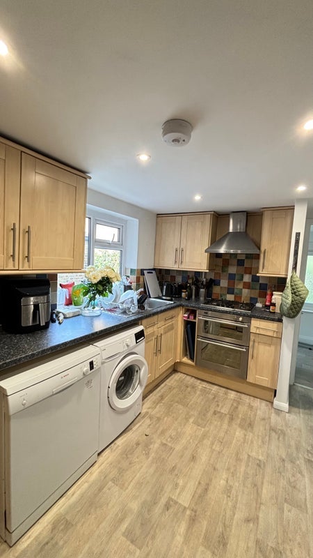 Room Dalyell Road in Greater London