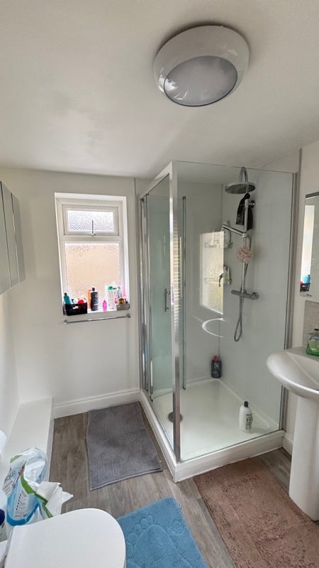 Room Dalyell Road in Greater London