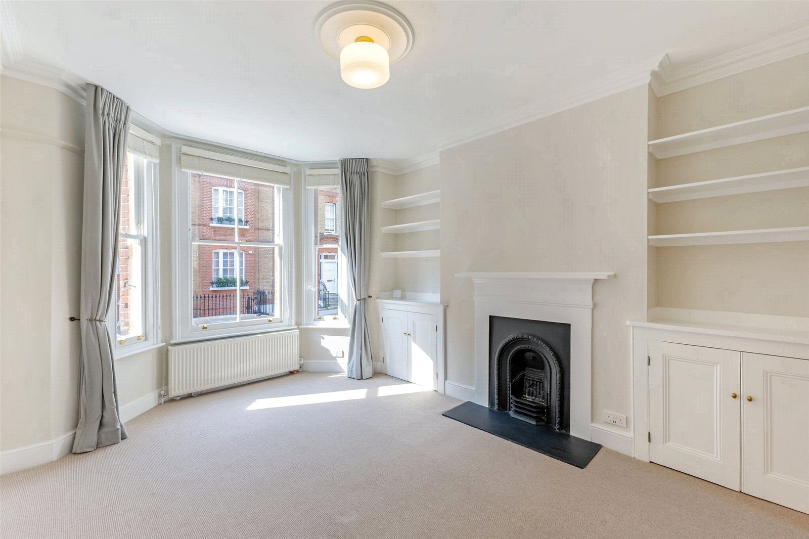 Flat Robinson Street in Greater London
