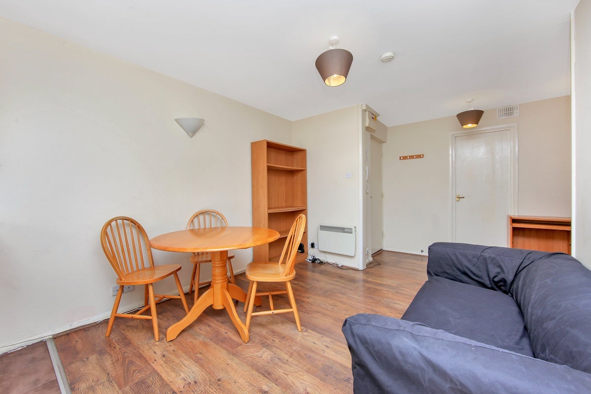 Flat Ambassador Square in Greater London