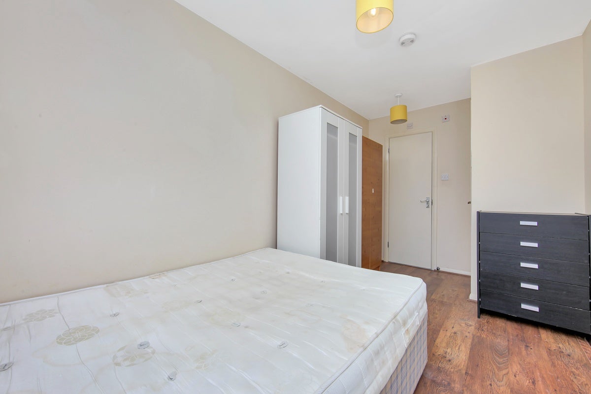 Flat Ambassador Square in Greater London