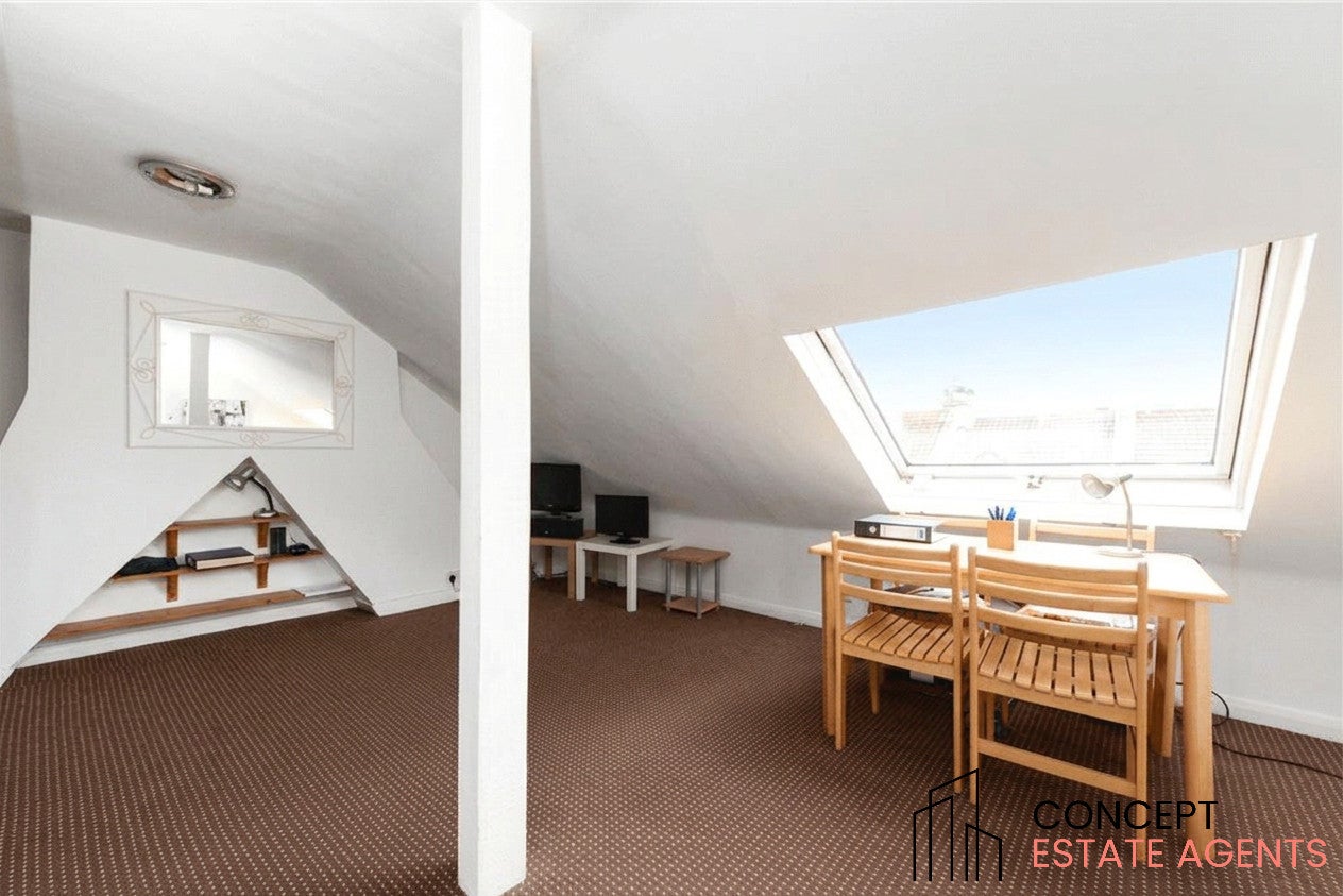 Flat Cathles Road in Greater London