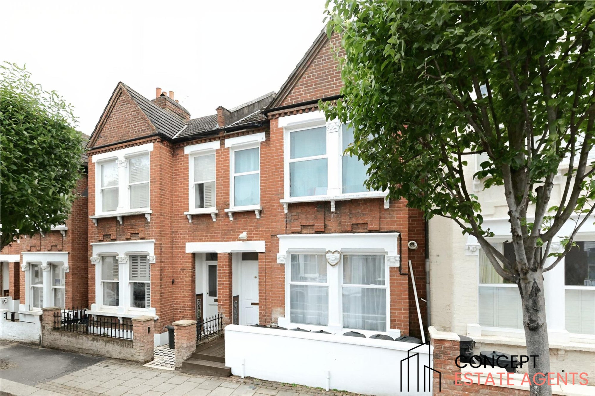 Flat Cathles Road in Greater London