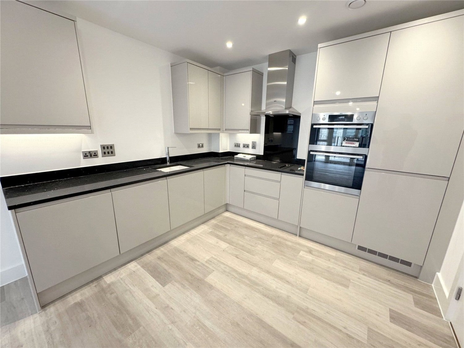 Flat School House Lane in Greater London