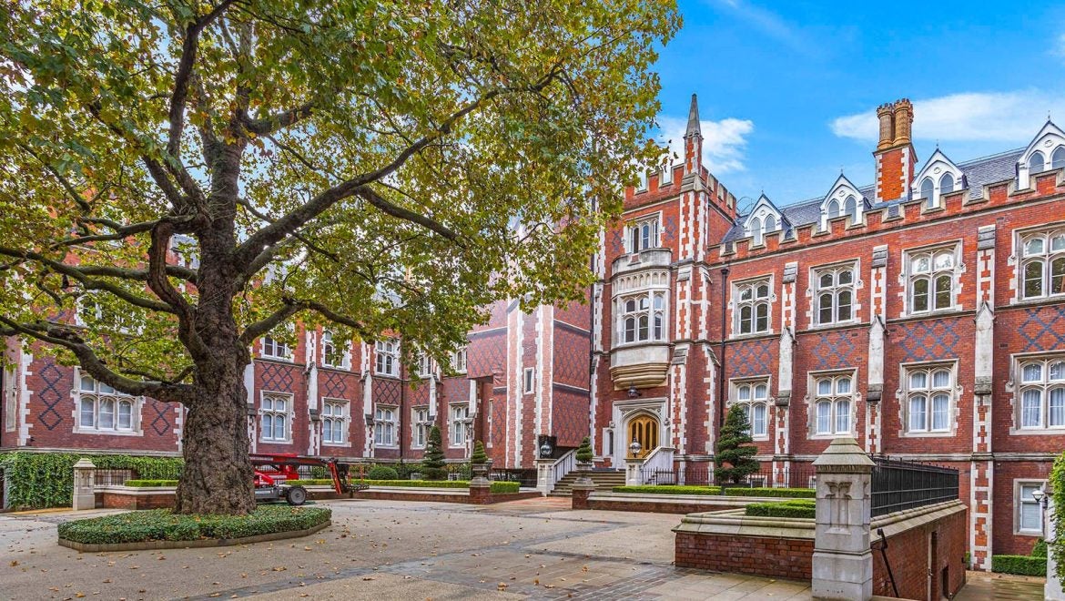 Flat Rose Square in Greater London