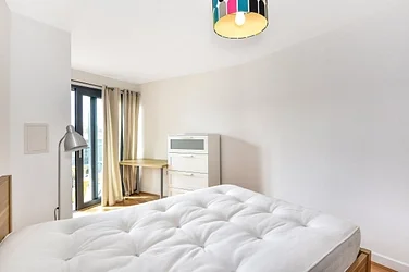Flat Surrey Quays Road in Greater London