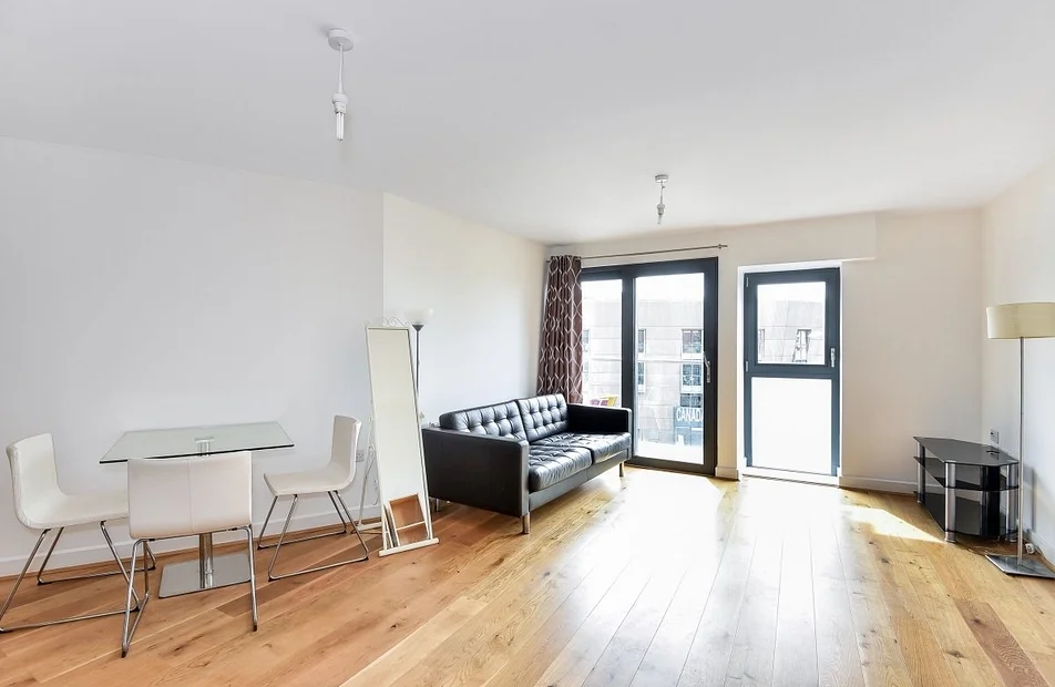 Flat Surrey Quays Road in Greater London