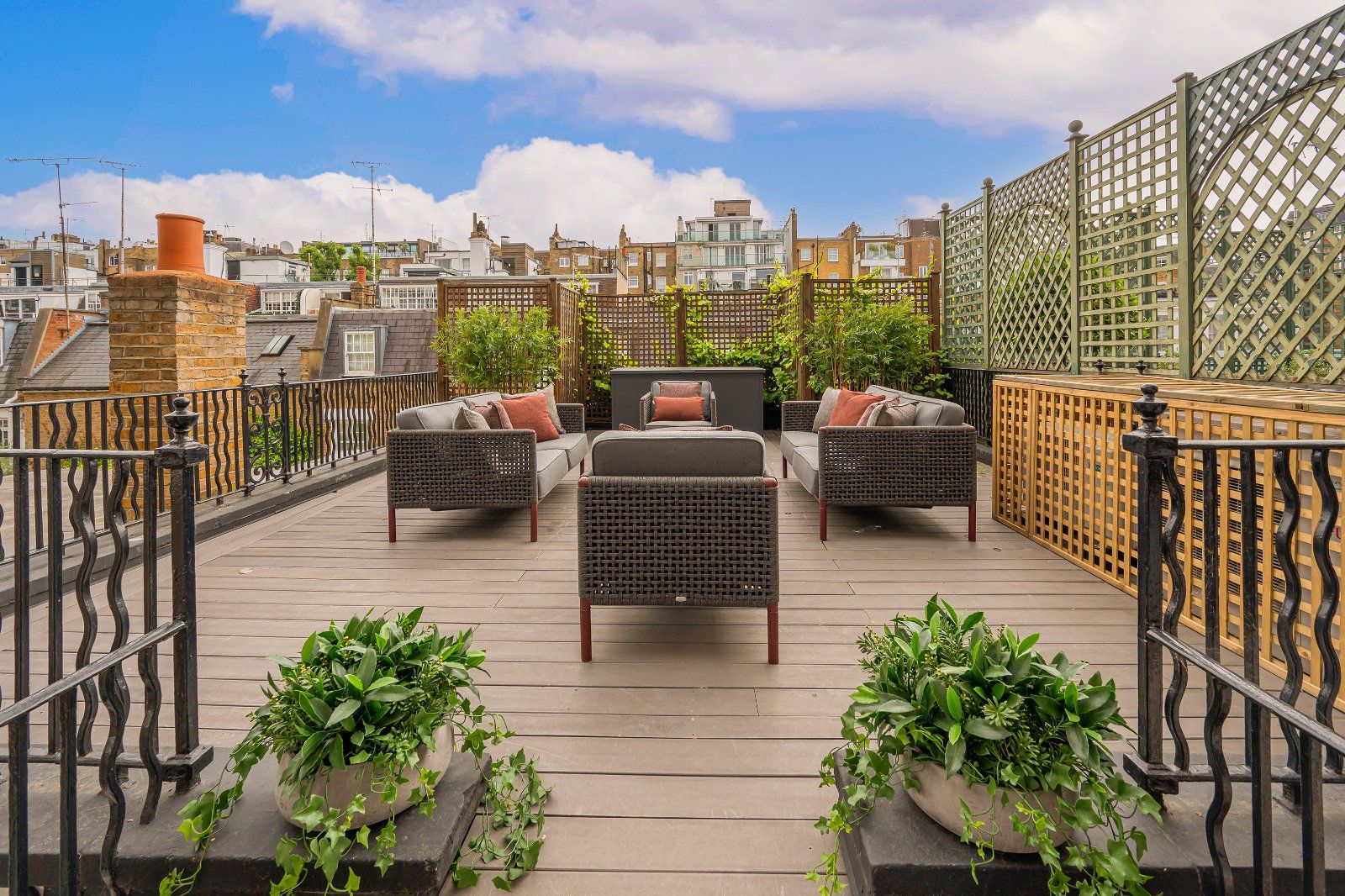 Flat Cadogan Lane in Greater London