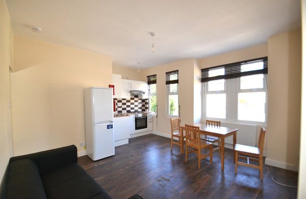 Flat Hermitage Road in London
