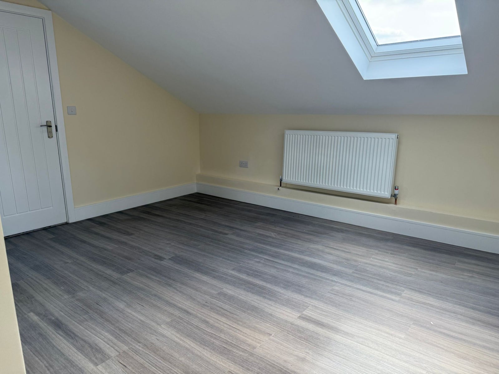 Flat Dagmar Road in Greater London