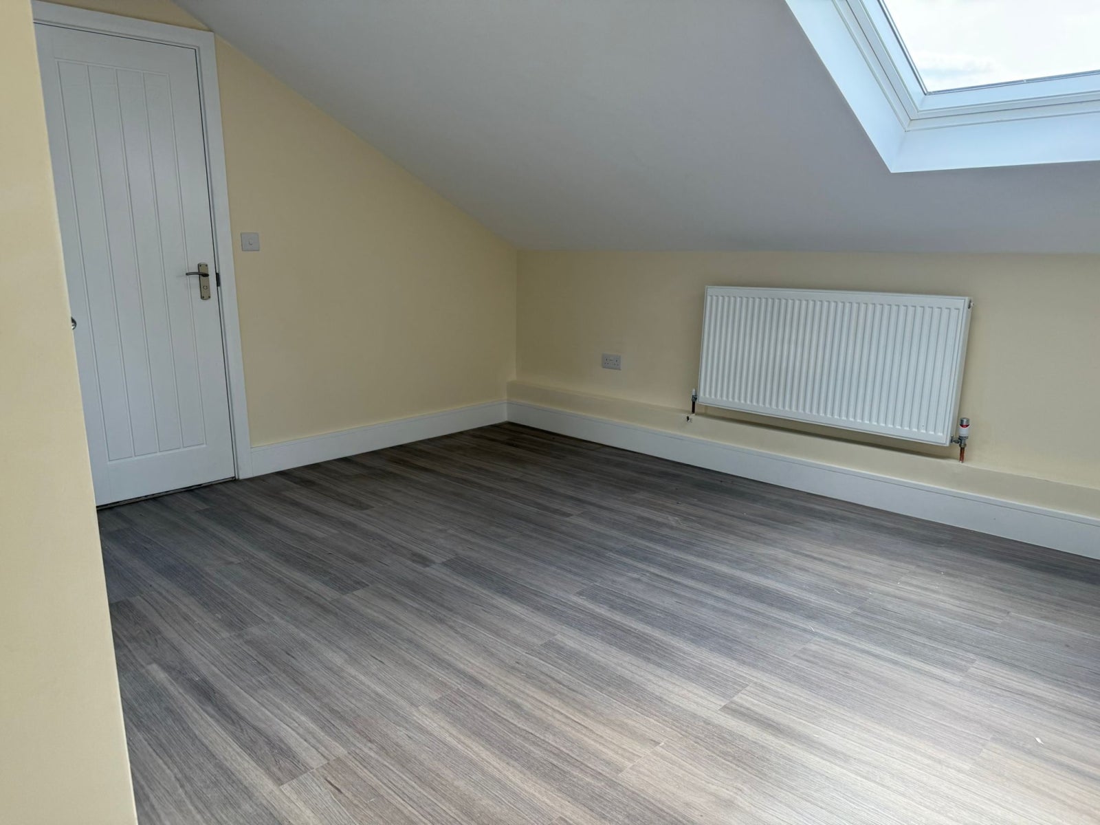 Flat Dagmar Road in Greater London