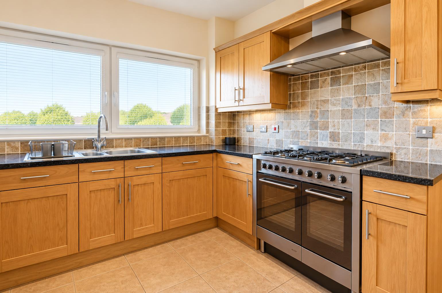 Flat Ballards Lane in Greater London