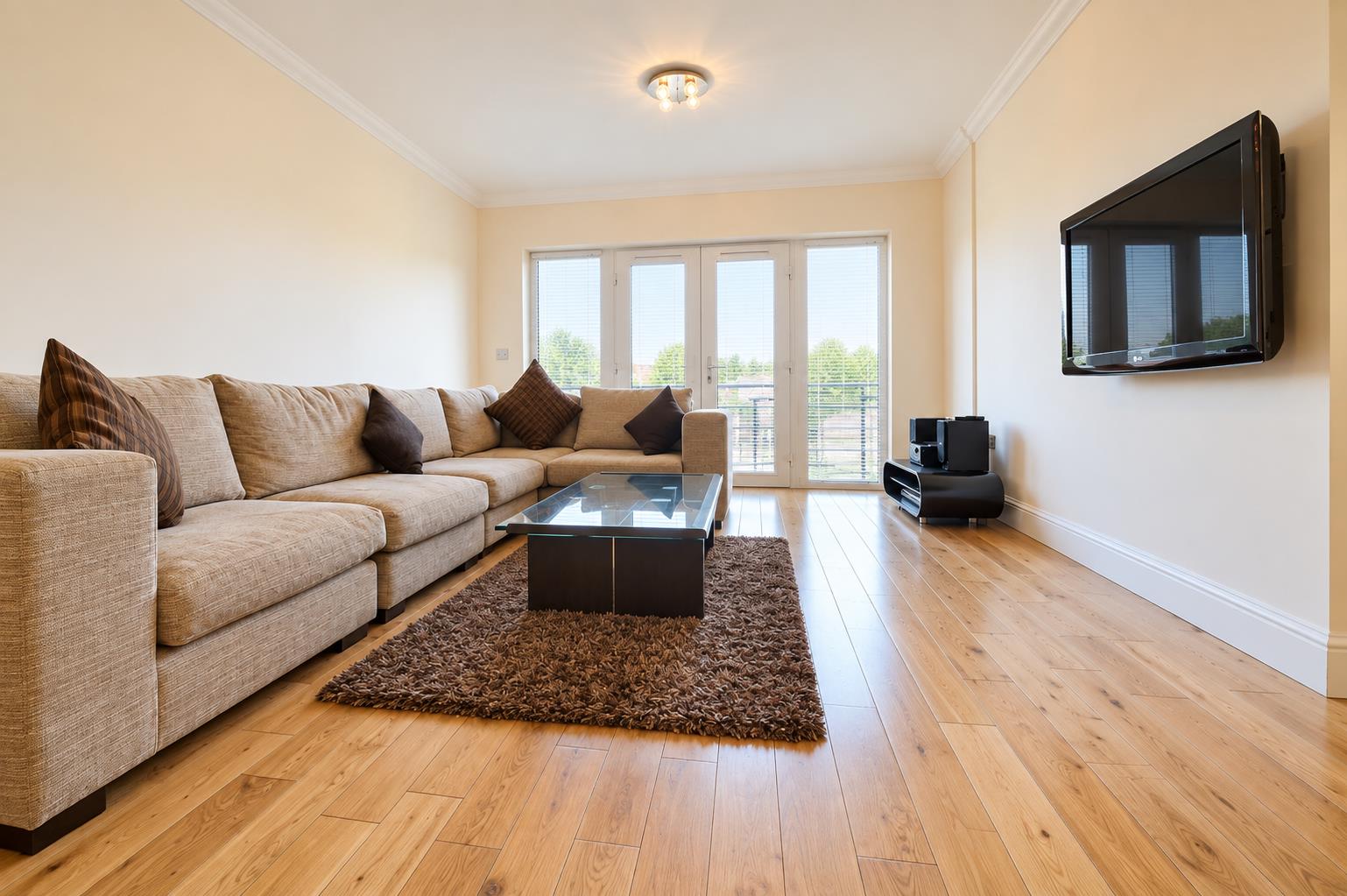Flat Ballards Lane in Greater London
