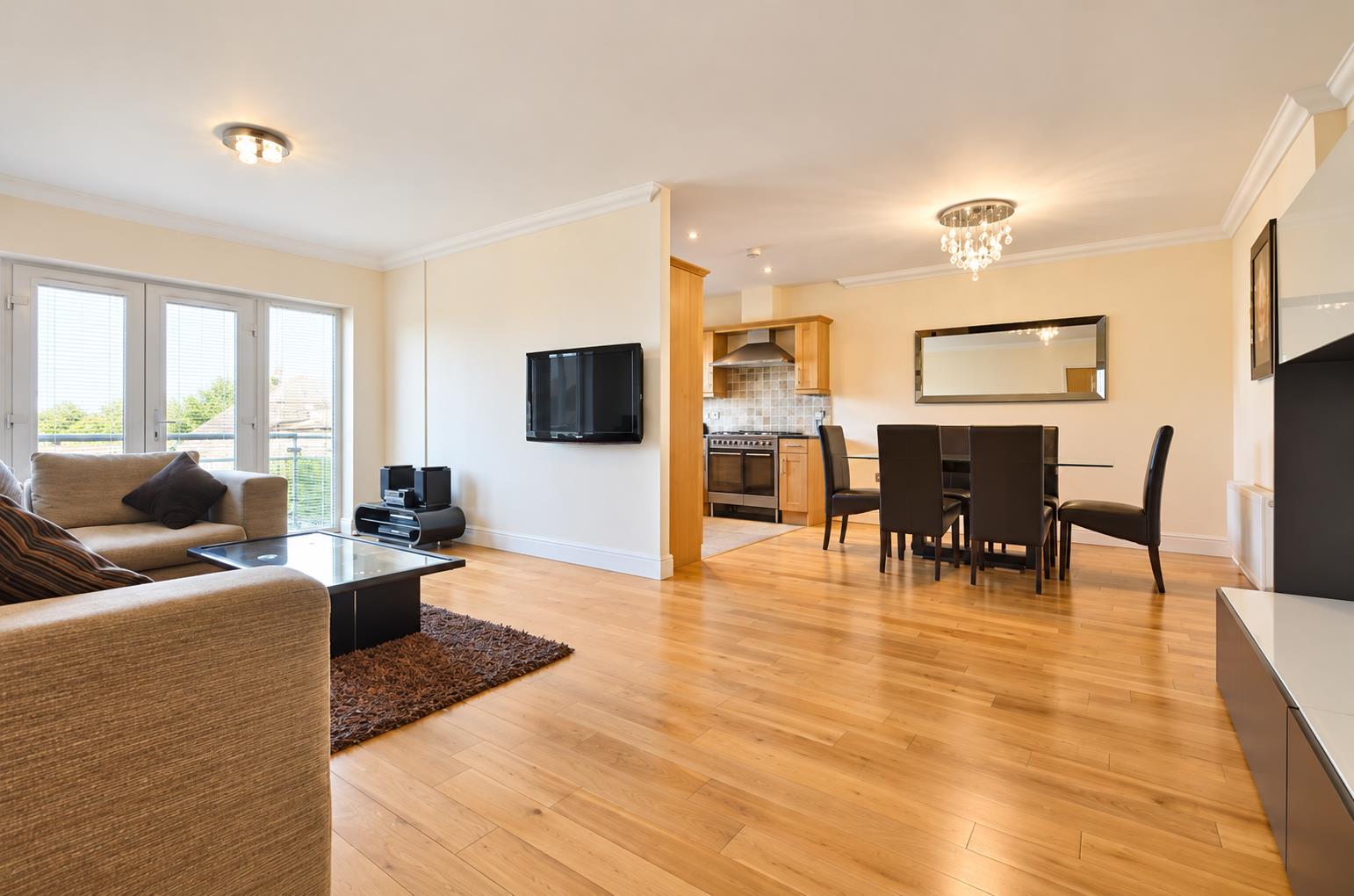 Flat Ballards Lane in Greater London