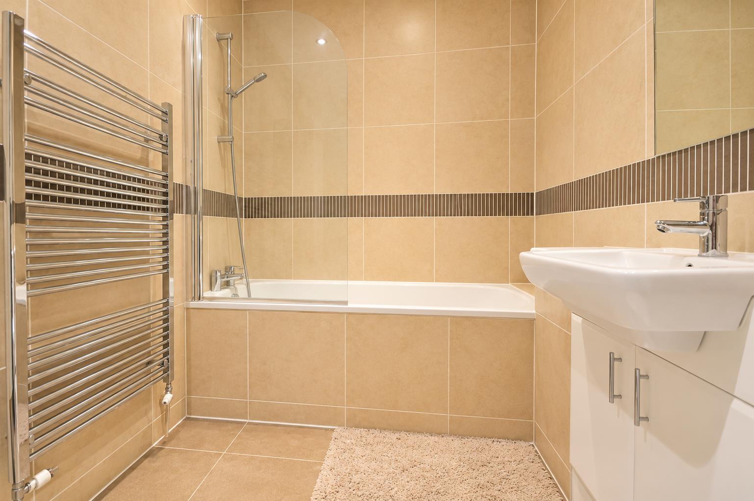 Flat Ballards Lane in Greater London