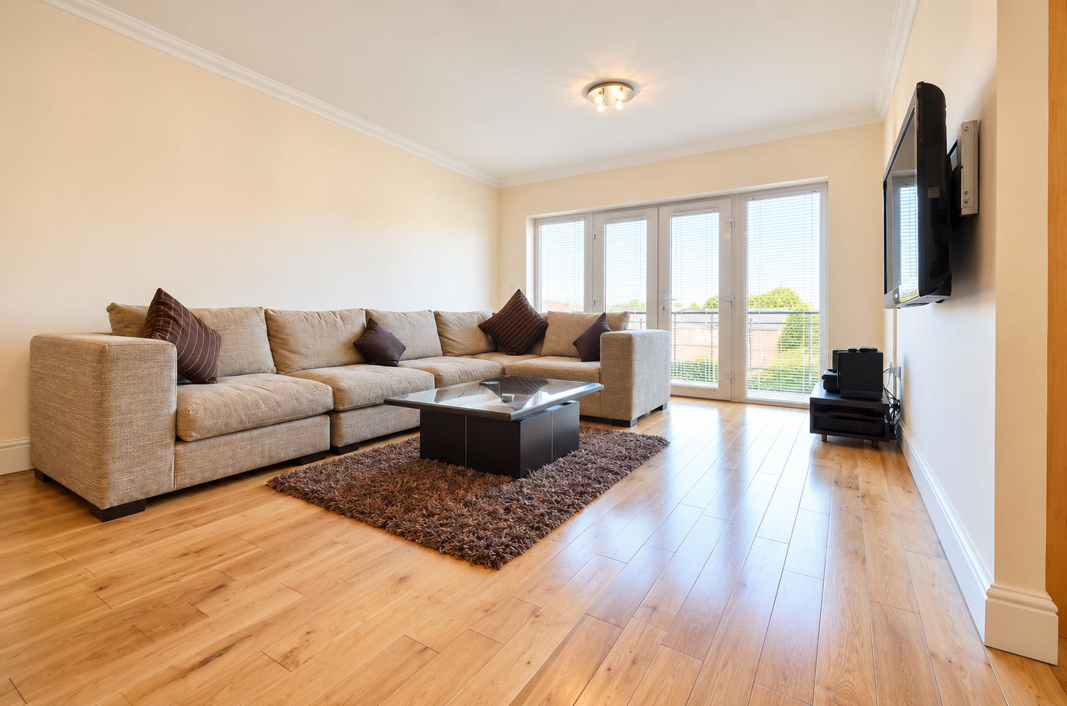 Flat Ballards Lane in Greater London