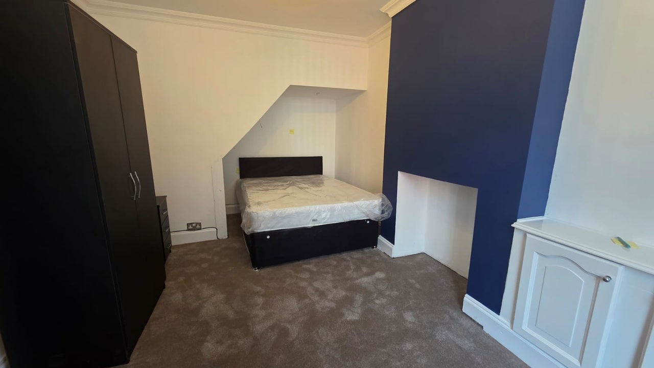 Room Clarendon Road in Luton