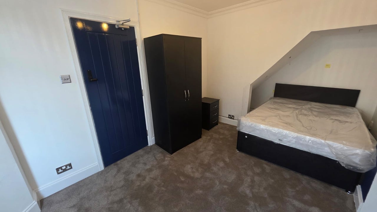 Room Clarendon Road in Luton