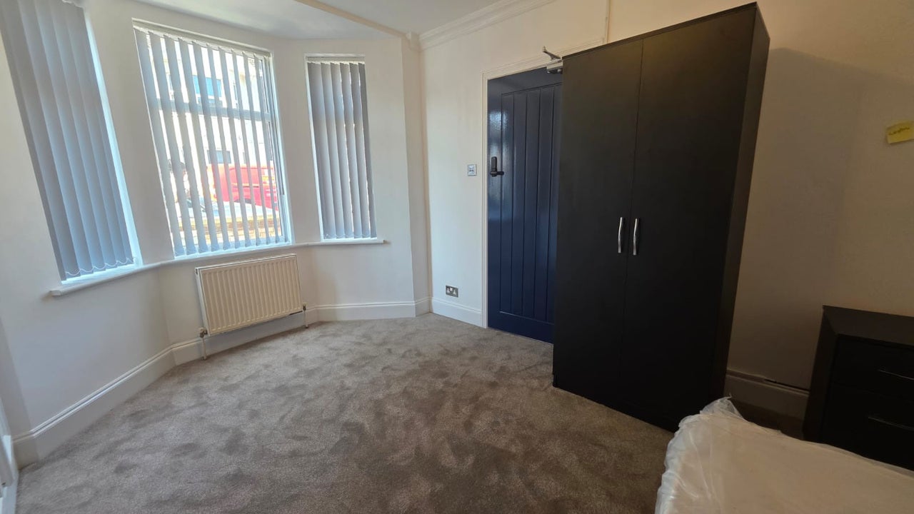 Room Clarendon Road in Luton