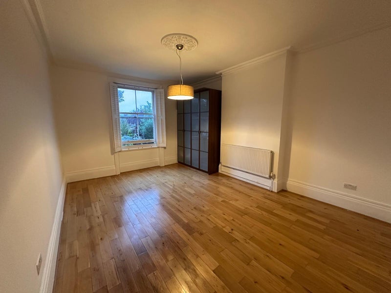 Room Harvist Road in Greater London