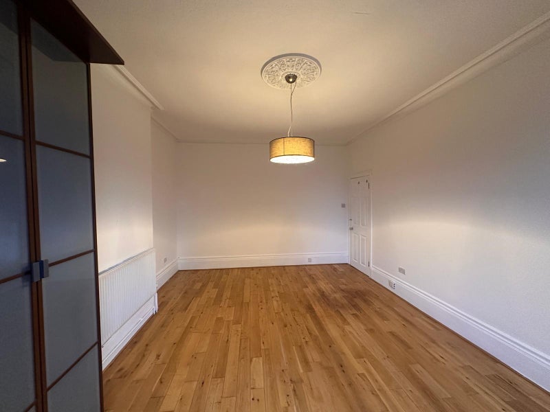 Room Harvist Road in Greater London
