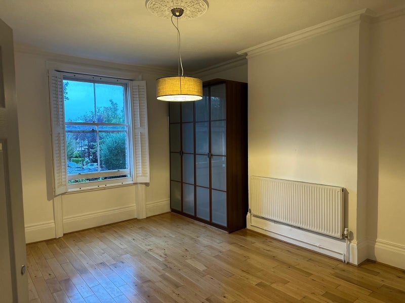 Room Harvist Road in Greater London