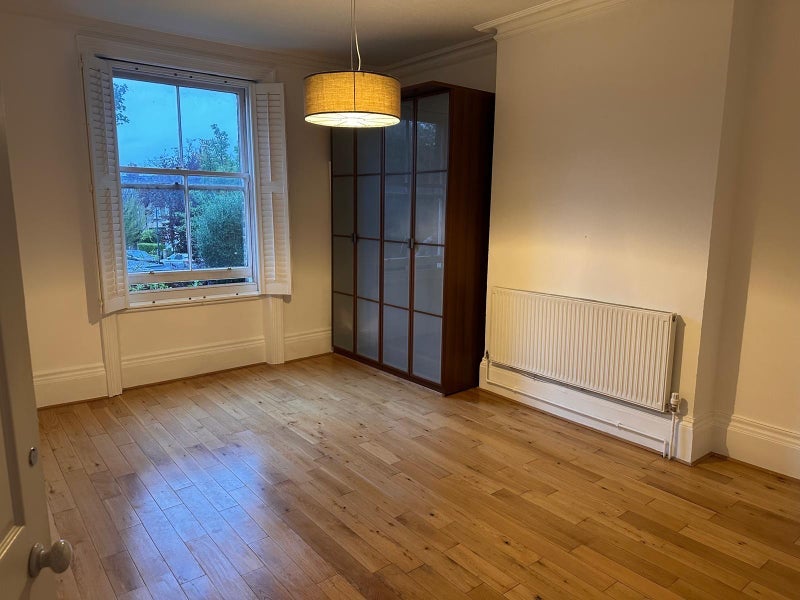 Room Harvist Road in Greater London