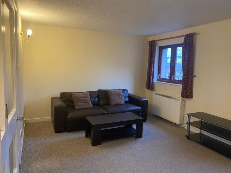 Flat Ashvale Crescent in Glasgow