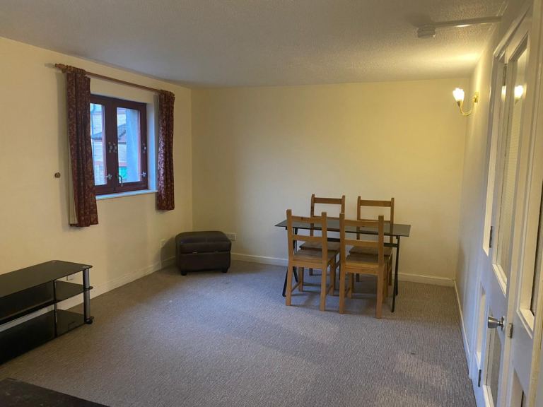 Flat Ashvale Crescent in Glasgow