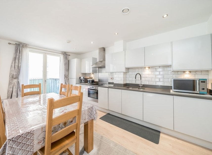 Flat Clovelly Road in Greater London