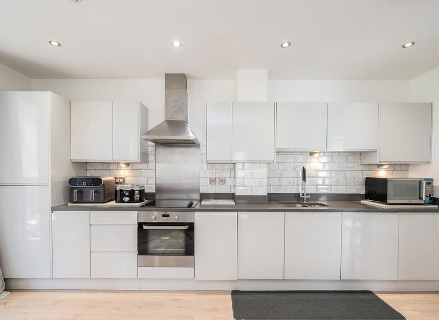 Flat Clovelly Road in Greater London