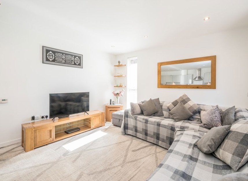 Flat Clovelly Road in Greater London