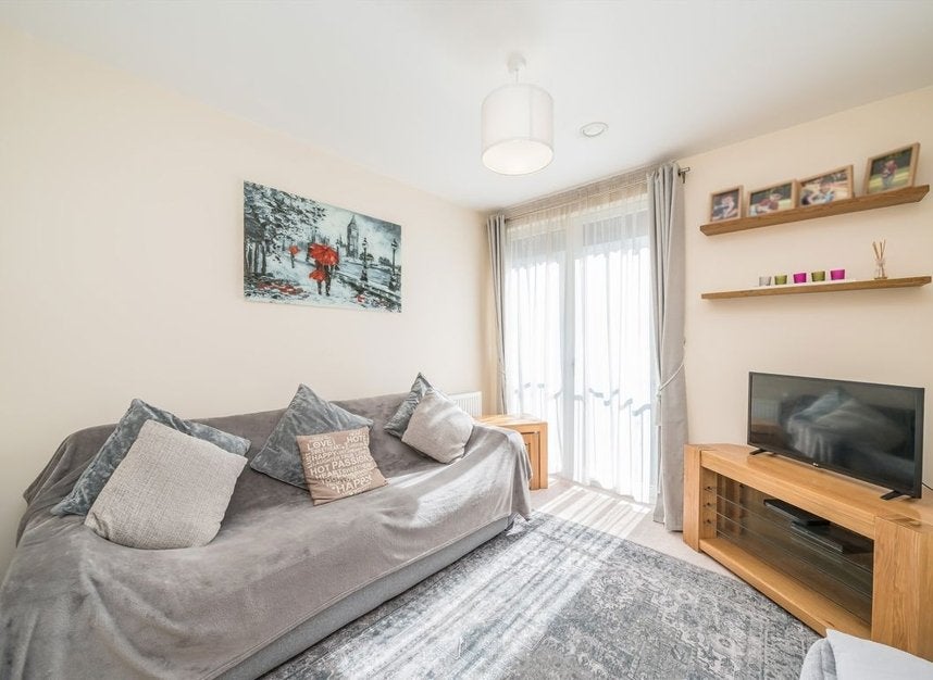 Flat Clovelly Road in Greater London