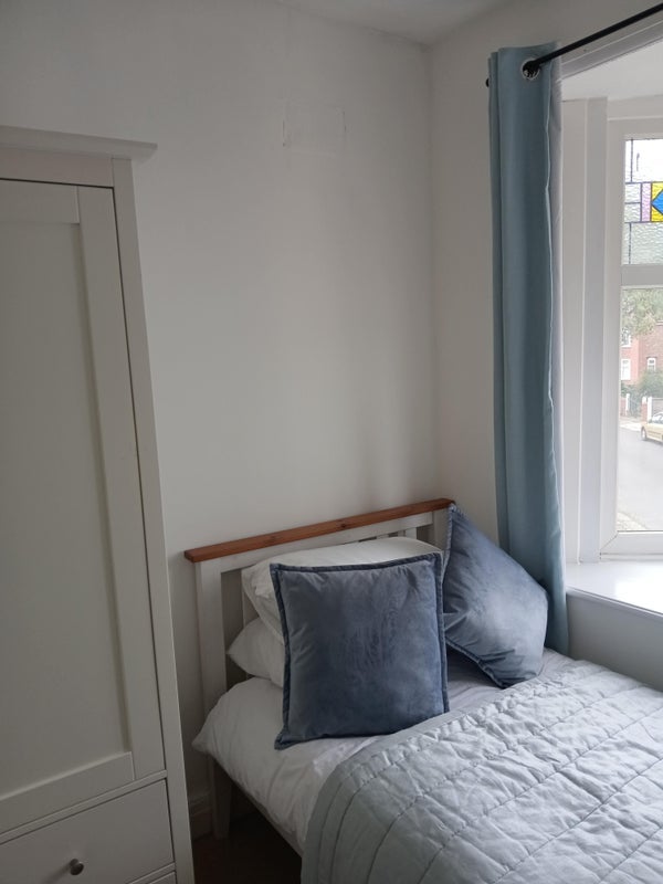 Room Lomond Avenue in Trafford