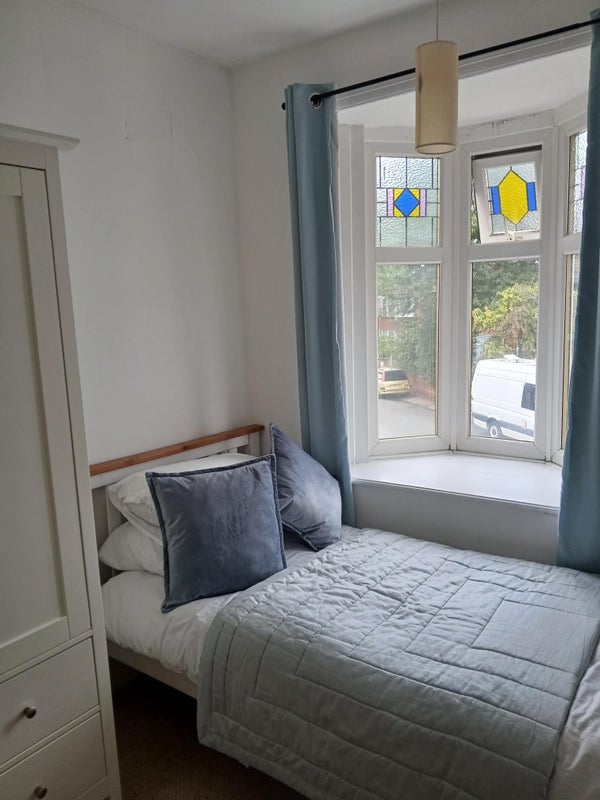 Room Lomond Avenue in Trafford