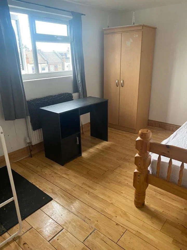 Room Fairfield Road in Greater London