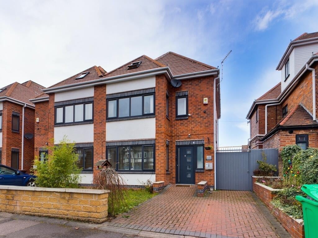House Wollaton Road in Nottingham