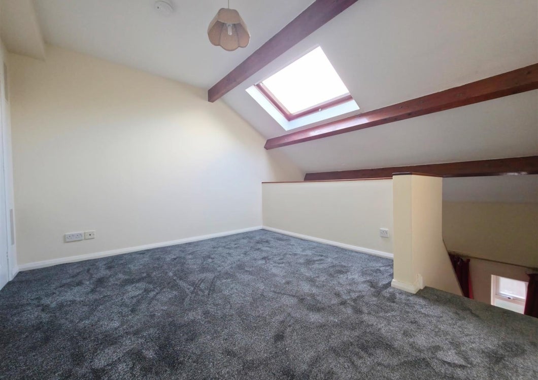 House Meadow Brook Close in Madeley