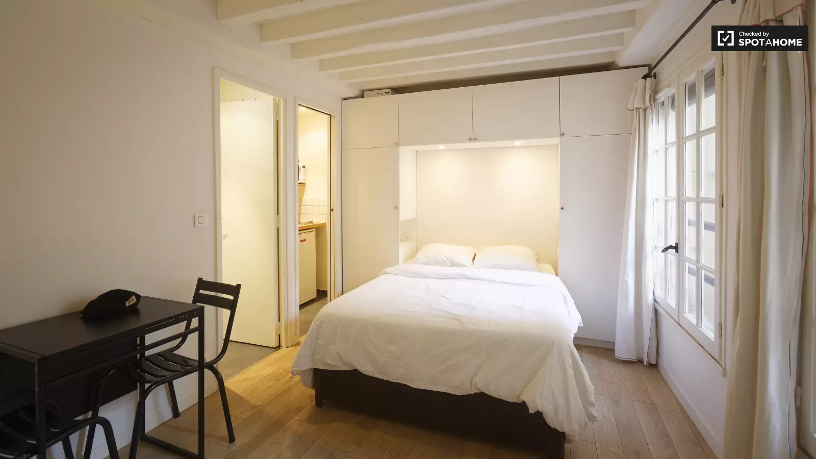 Flat Place Marguerite de Navarre in Paris