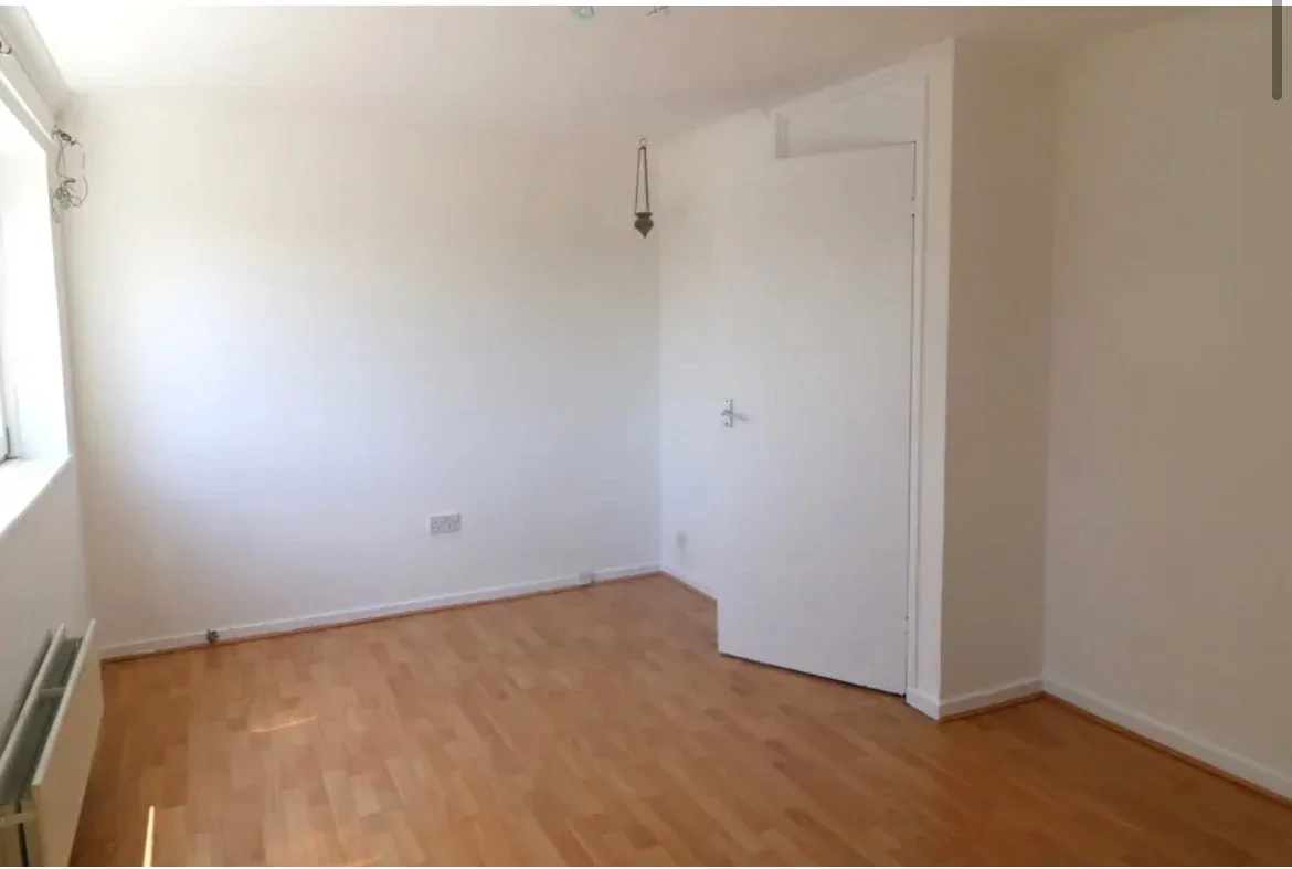 Flat Heron Court in Greater London