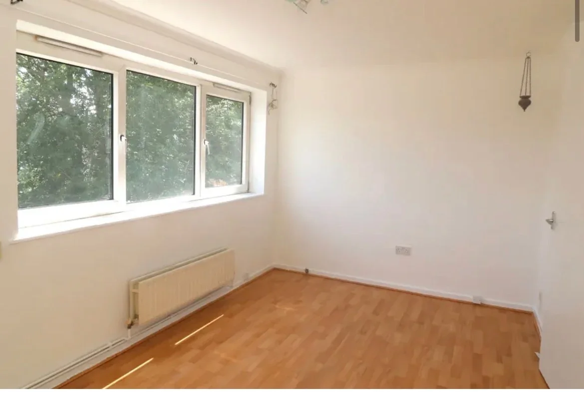 Flat Heron Court in Greater London