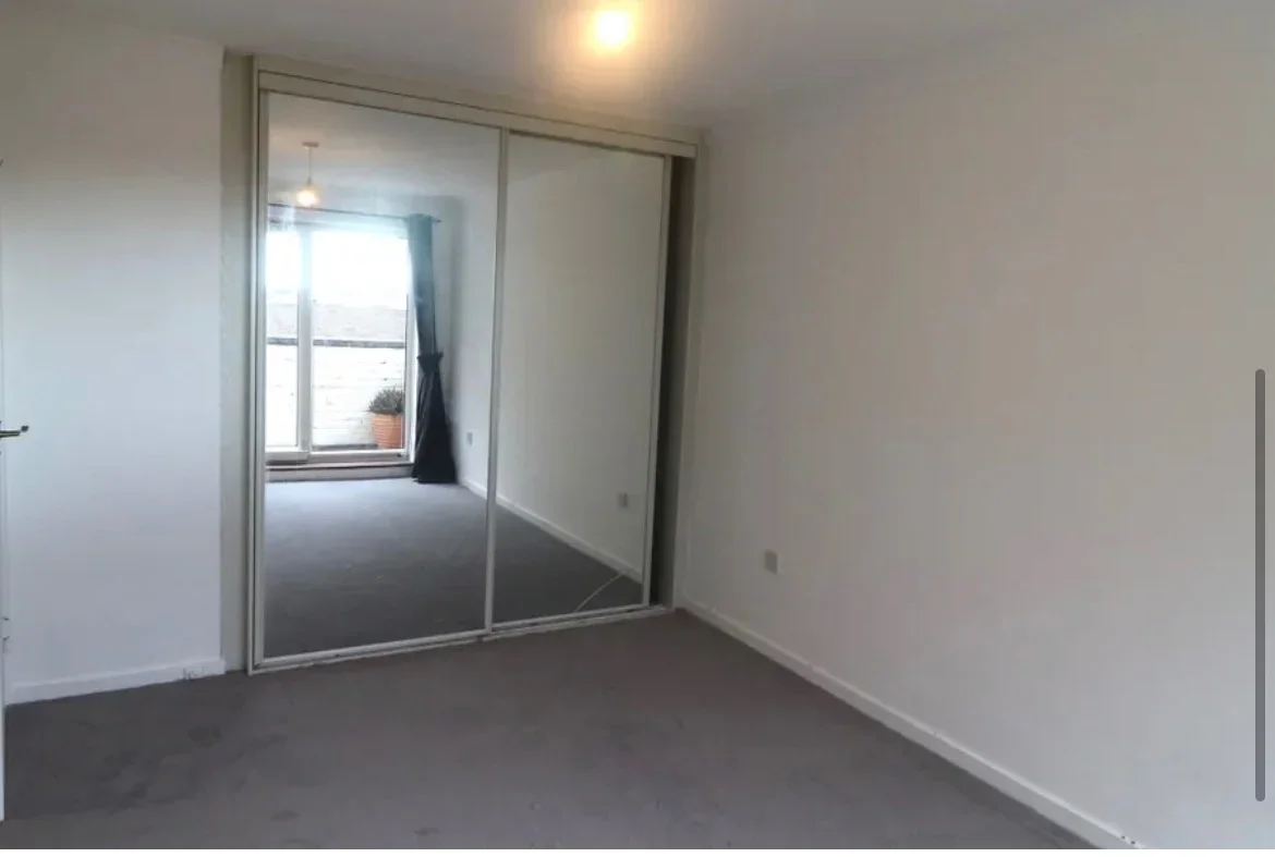 Flat Heron Court in Greater London