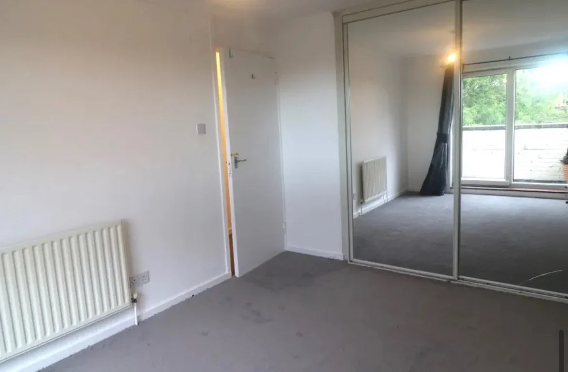 Flat Heron Court in Greater London