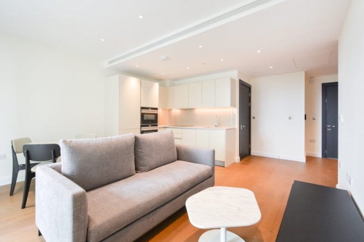 Flat Queenstown Road in Greater London