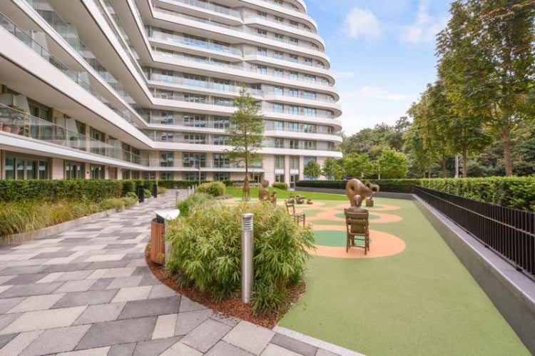 Flat Queenstown Road in Greater London