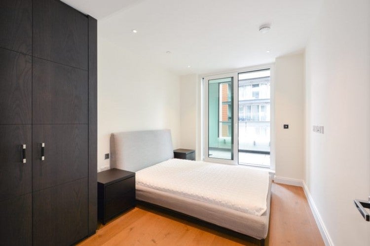 Flat Queenstown Road in Greater London