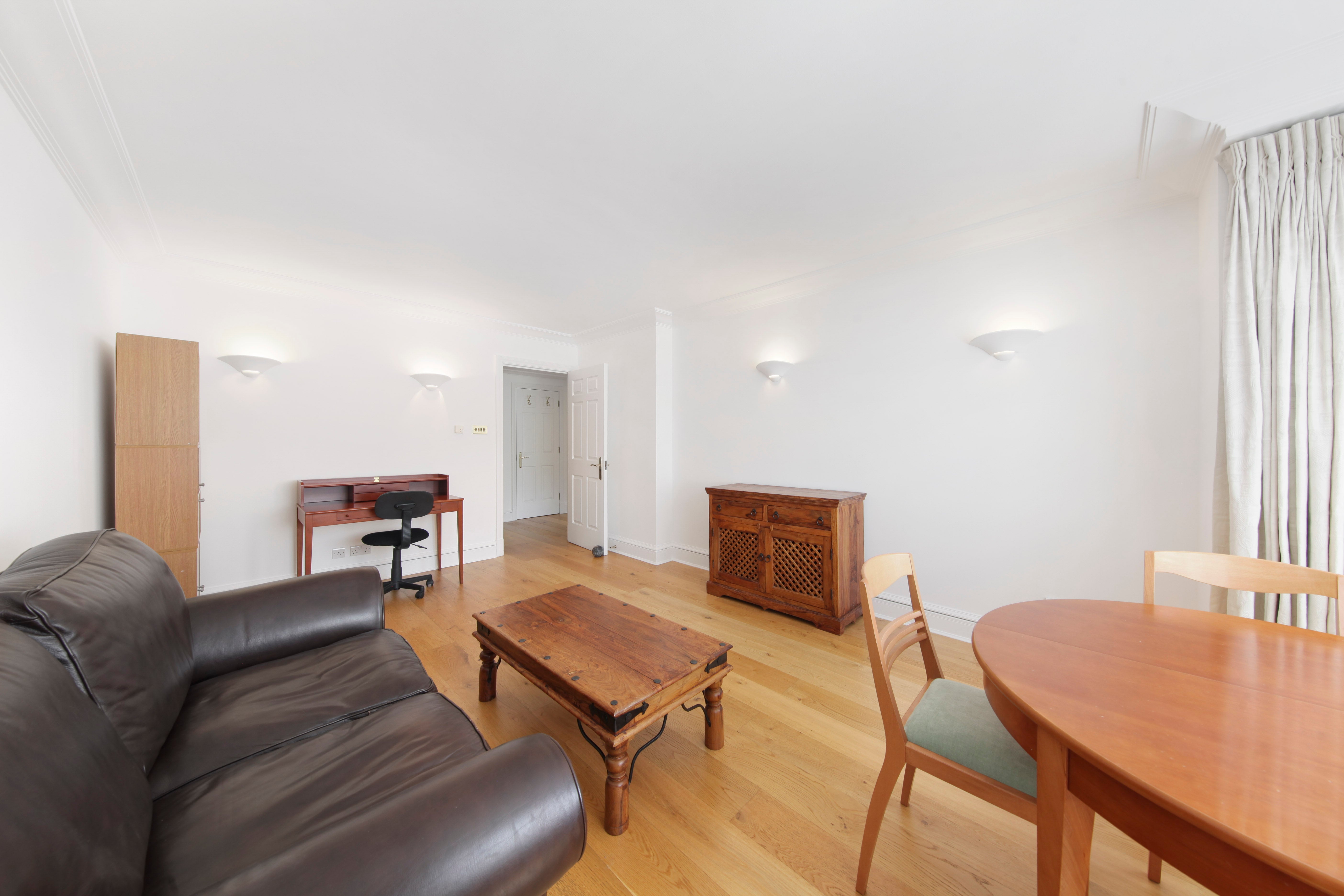 Flat Scarsdale Place in Greater London